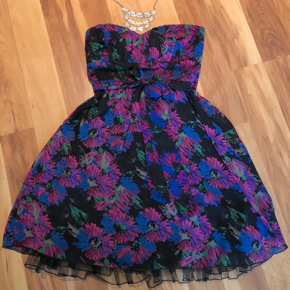 Dresses & Skirts - Floral knee length dress wedding guest